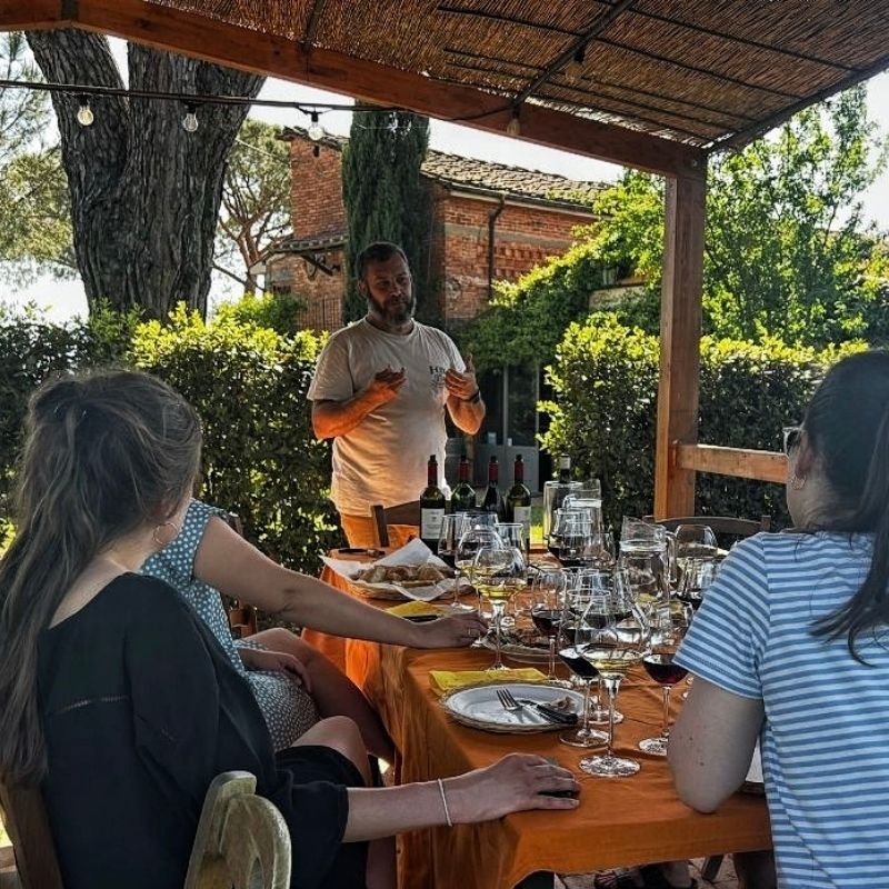 Degustazione al tramonto nelle colline di Lucca a Montecarlo presso Tenuta San beda
