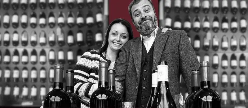 I fondatori della Tenuta San Beda tra le bottiglie prodotte a Montecarlo di Lucca