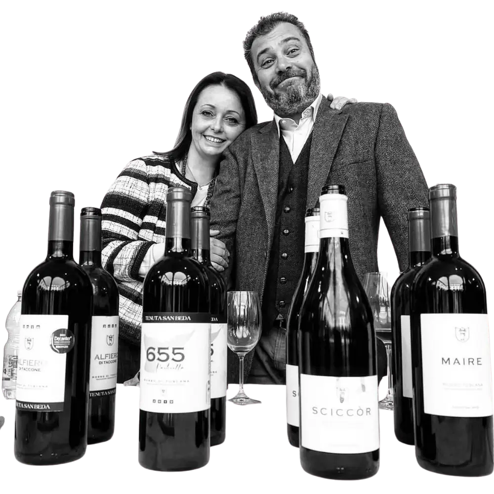 I fondatori della Tenuta San Beda tra le bottiglie prodotte a Montecarlo di Lucca